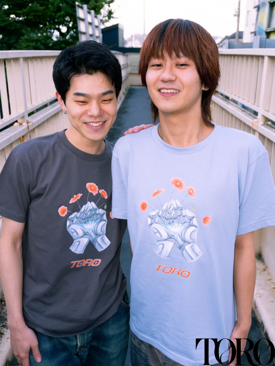 【NEW MERCHANDISE】

「花」のリリースを記念して、
TOROオリジナルTシャツを販売します👕

チャコールとアシッドブルーの2色展開。

Model
チャコール： 173cm 
アシッドブルー：173cm 
※ともにMサイズ着用

Price：¥4,500 (TAX included)
Size：S / M / L
※Lサイズはオンライン限定

Body：Printstar @printstar_official
Artwork：Maria Asanuma
Lettering：Yuria Umeda

— 販売方法 —

① 期間限定オンライン受注生産
9/27〜10/5
※Lサイズはオンライン受注生産限定
URL : https://torothband.base.shop

② 会場販売
S / Mサイズのみ
各種決済方法対応

ぜひこの機会に💙

#TOROTHEBAND #merchandise